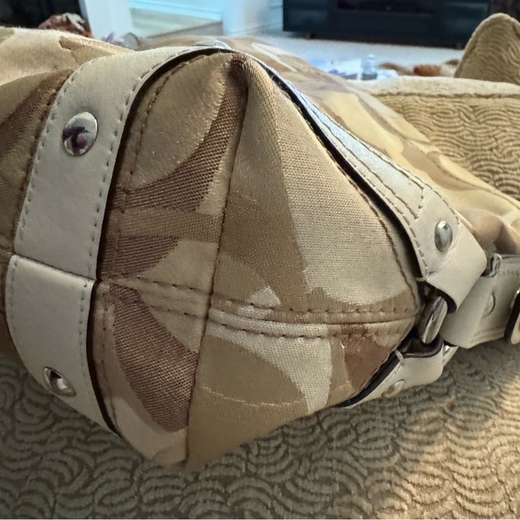 Coach Carly Hobo bag. - Picture 4 of 7